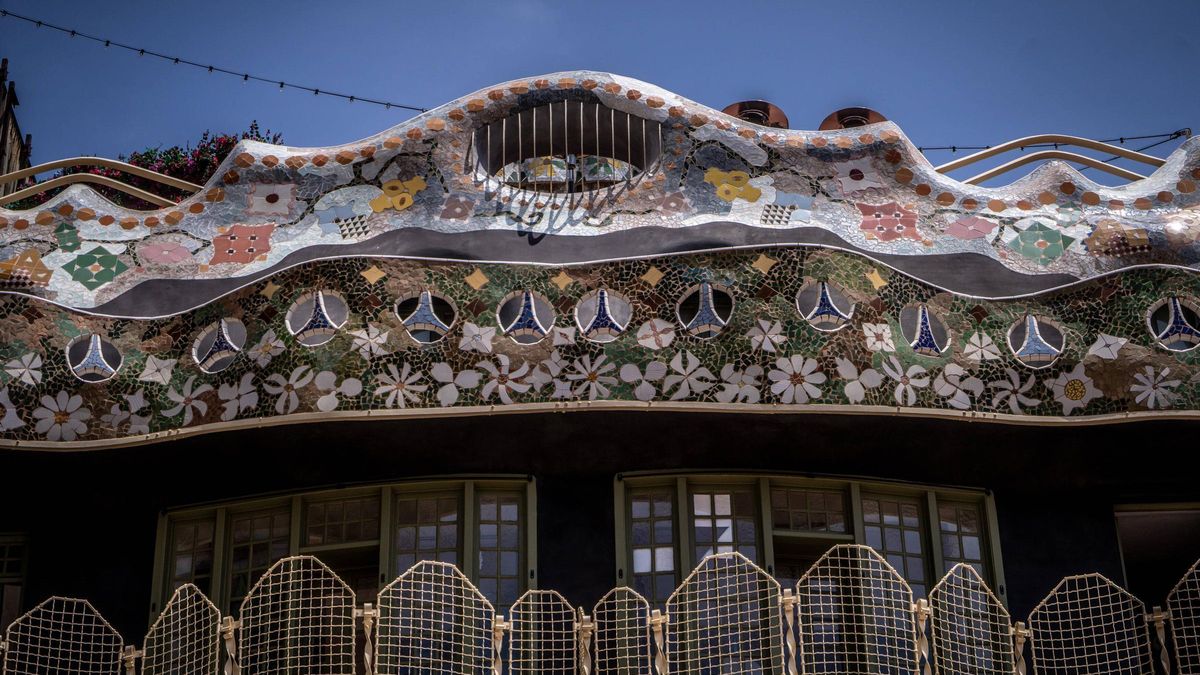 Los colores originales de Gaudí vuelven a la fachada posterior de la Casa Batlló