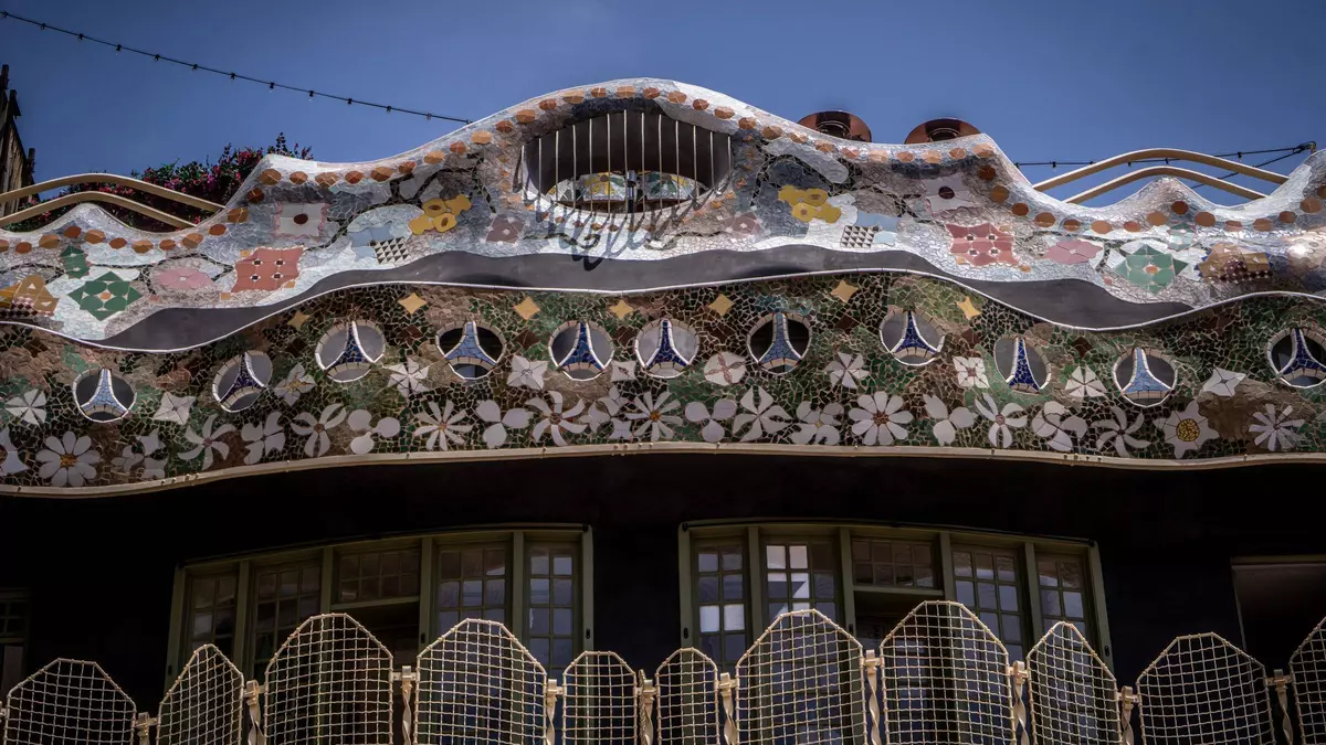 La fachada posterior de la Casa Batlló renace con la paleta cromática que seleccionó Gaudí