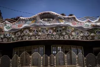 Los colores originales de Gaudí vuelven a la fachada posterior de la Casa Batlló