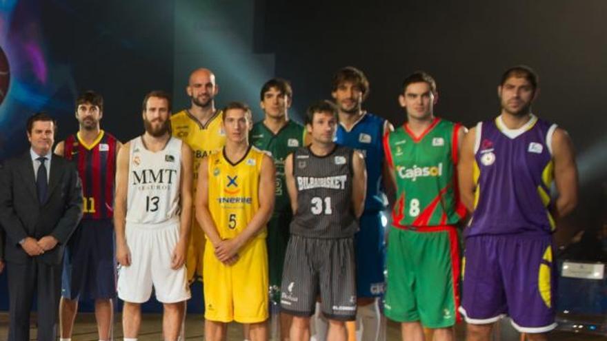 Suárez, en el centro, junto a otros jugadores de la ACB.