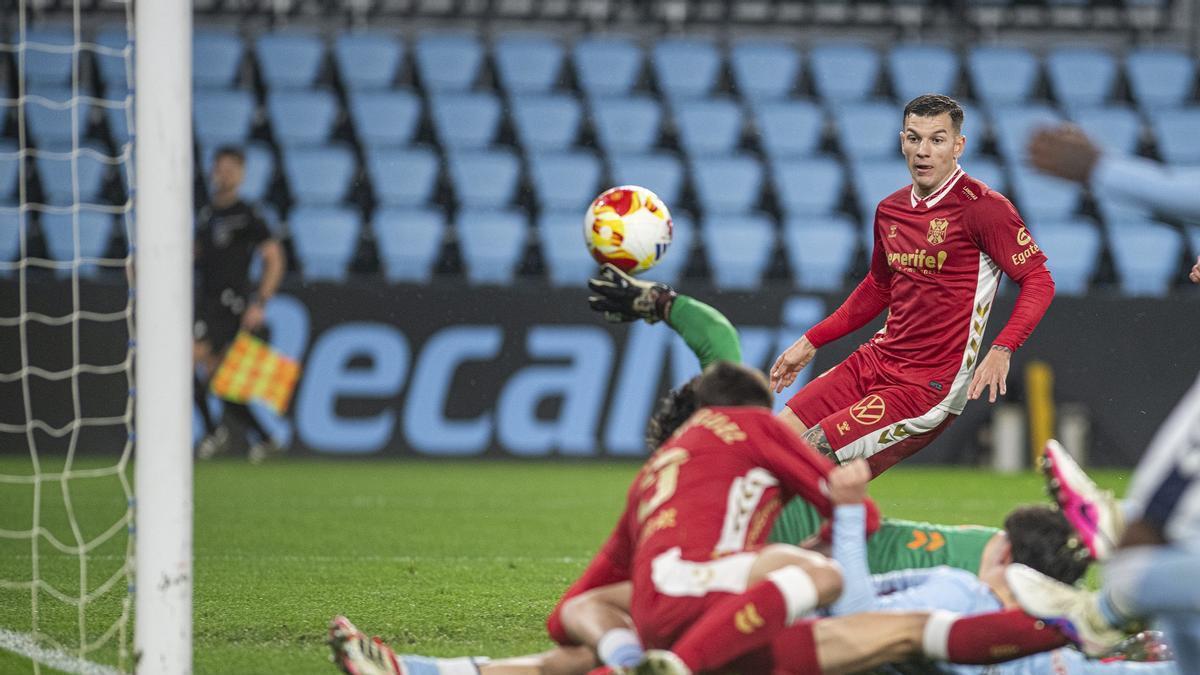 César, atento a la trayectoria del balón en la jugada del gol del Tenerife en Balaídos.