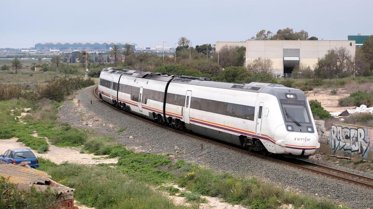 Un tren de media distancia circulando por los alrededores de Alicante.