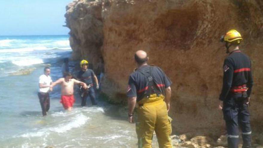 Uno de los bañistas auxiliados por los bomberos esta tarde en Orihuela Costa