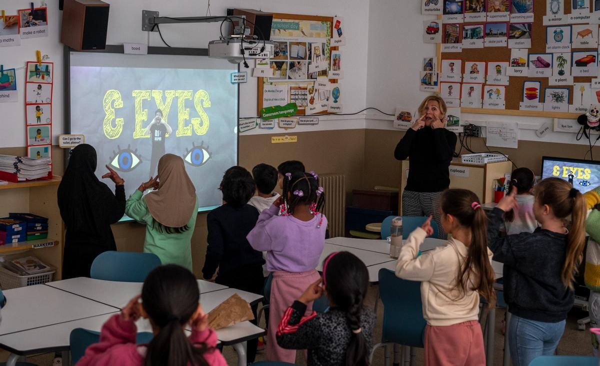 Clase de inglés en la escuela Concepción Arenal, en el barrio del Besòs de Barcelona.