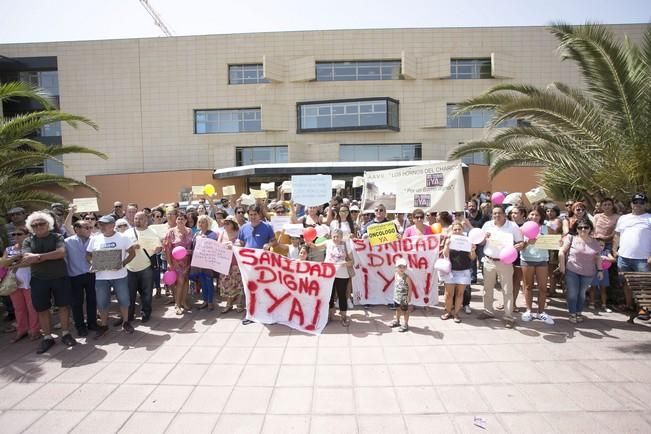 FUERTEVENTURA - Pacientes y vecinos en la concentración frente a las puertas del Hospital General de Fuerteventura Virgen de la Peña - 18-08-16