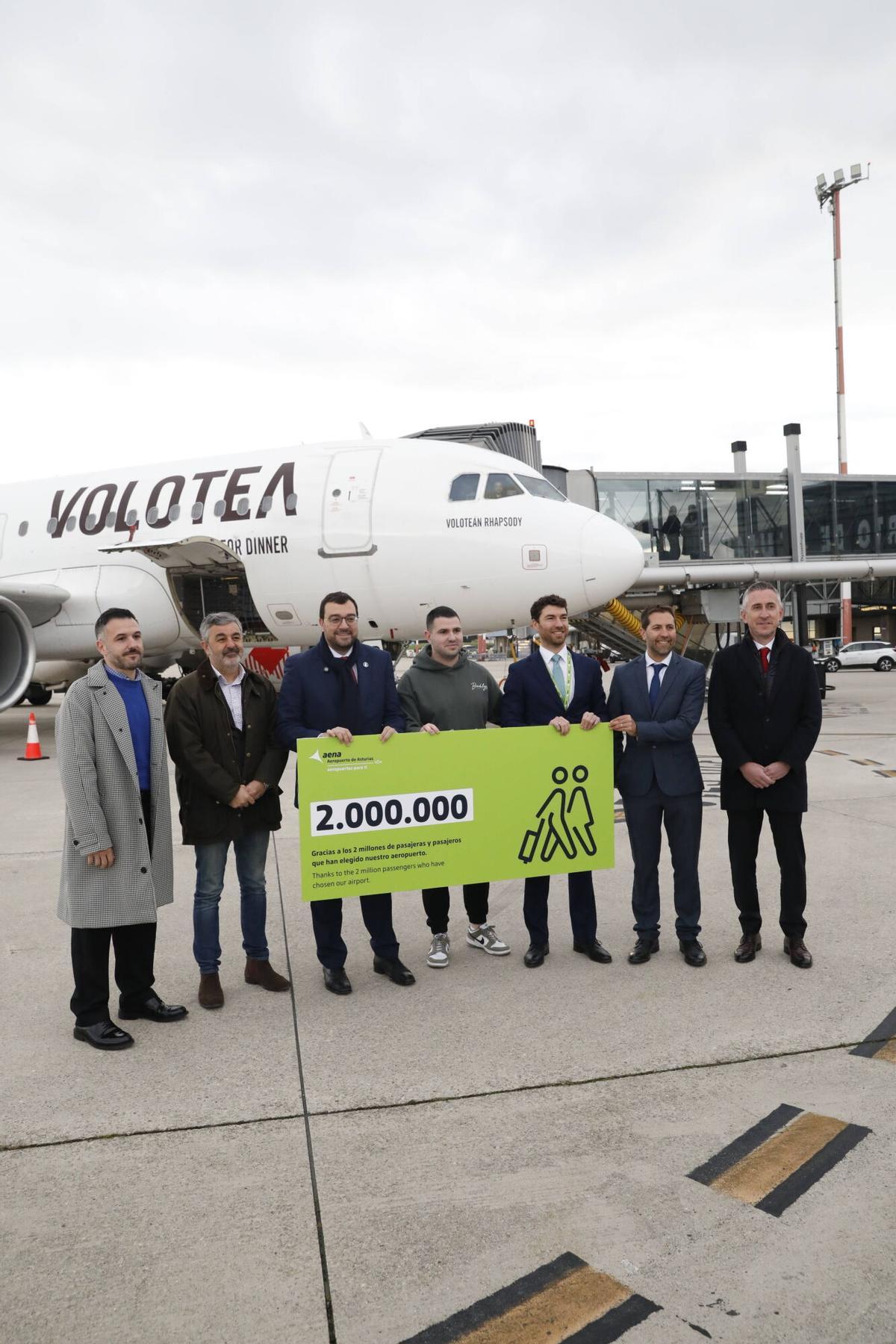 Así fue el recibimiento del pasajero dos millones en el aeropuerto de Asturias.