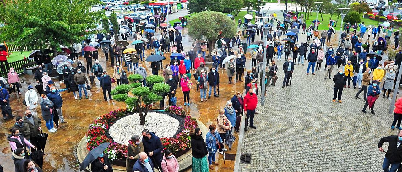 Los vecinos se dispersaron por la plaza de O Corgo para guardar las distancias sociales. |   // IÑAKI ABELLA