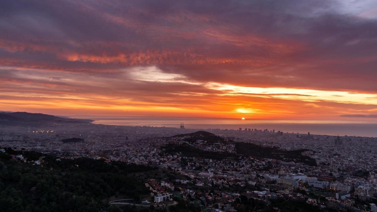 Salida del sol con nubes altas en Barcelona, el 7 de marzo del 2024