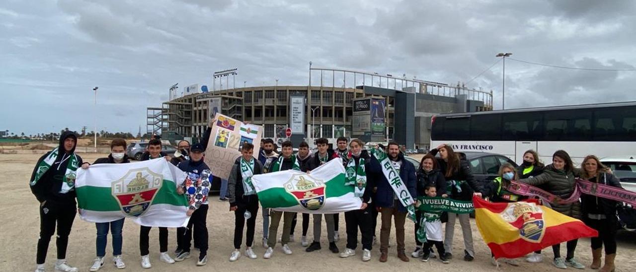 Aficionados del Elche antes de iniciar el viaje a València