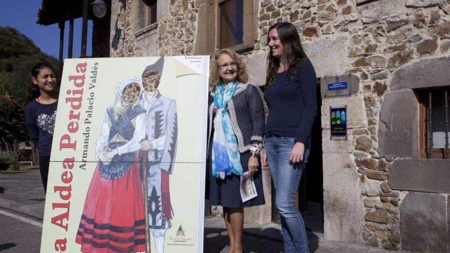 Por la izquierda, Jenny Castro, Inés Vega y María García, en el Centro de Interpretación Armando Palacio Valdés, donde se presentó ayer la programación del homenaje.