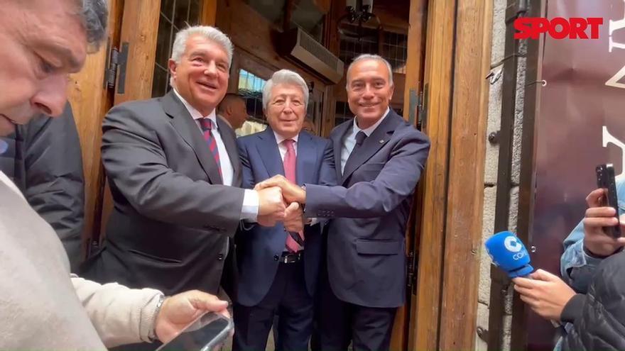 Enrique Cerezo, Rafa Yuste y Joan Laporta en la comida de directivas antes del duelo de Champions League