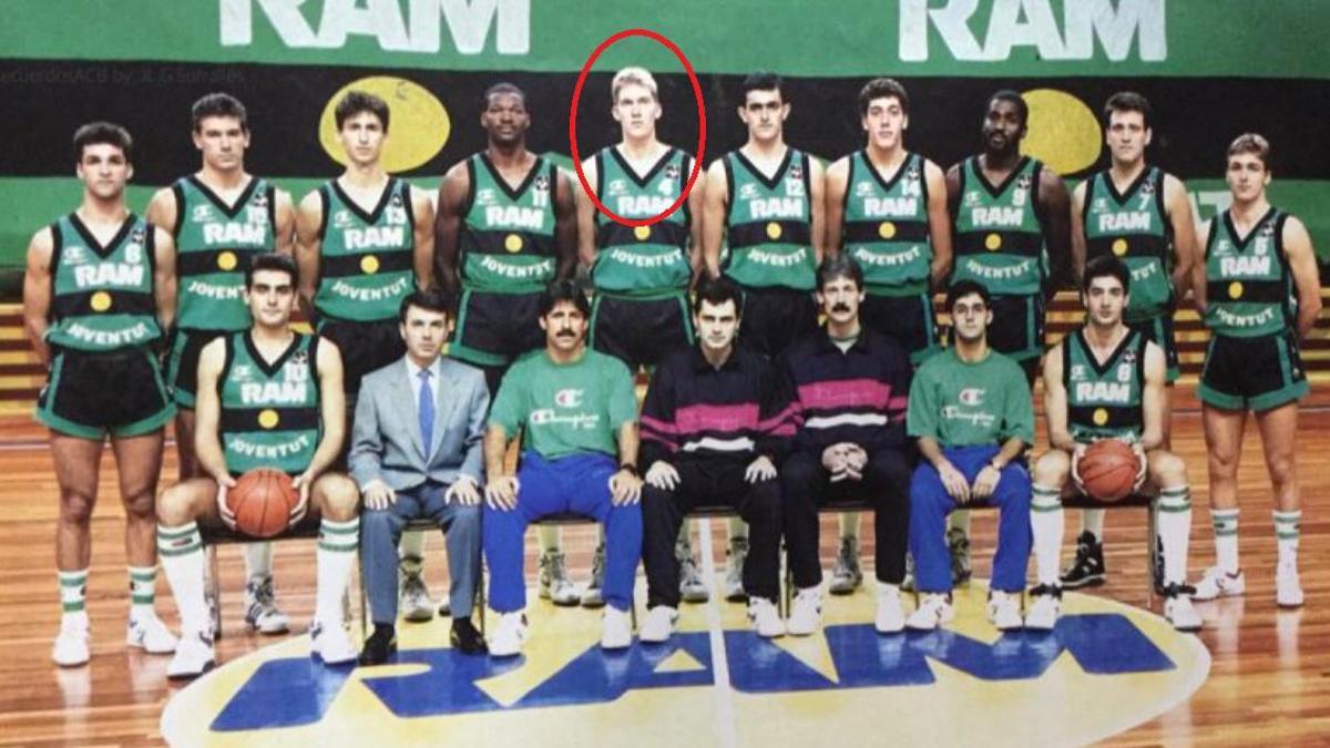 Ruf, en el centro de la fila de arriba formando con el Joventut en la temporada 1988-89