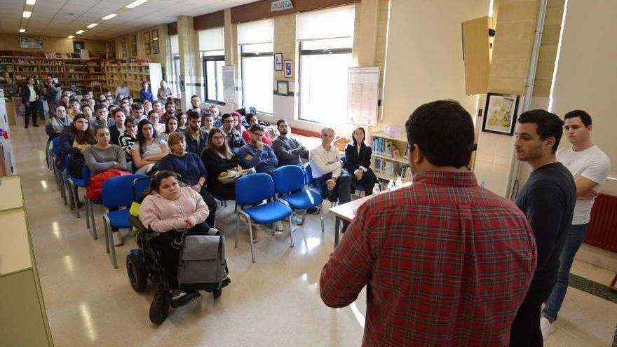 Los tres jóvenes emprendedores durante la charla a los alumnos. // G. Santos