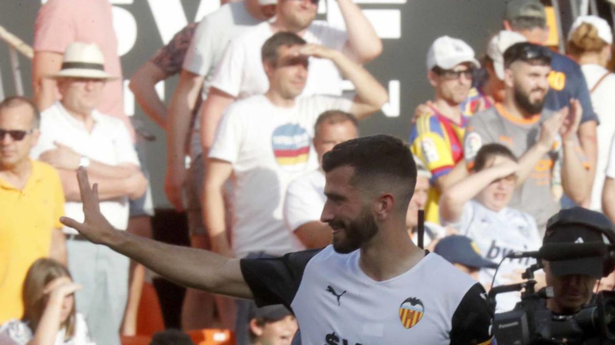 Gayà saluda a los aficionados tras el último encuentro en Mestalla. | FRANCISCO CALABUIG