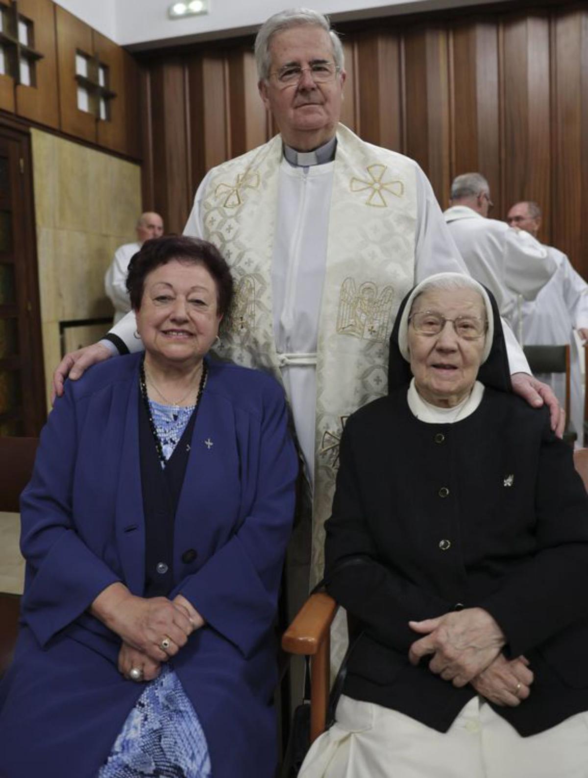 José Antonio González Montoto, con María Esther Fernández, a la izquierda, y Margarita Llamazares. | Irma Collín