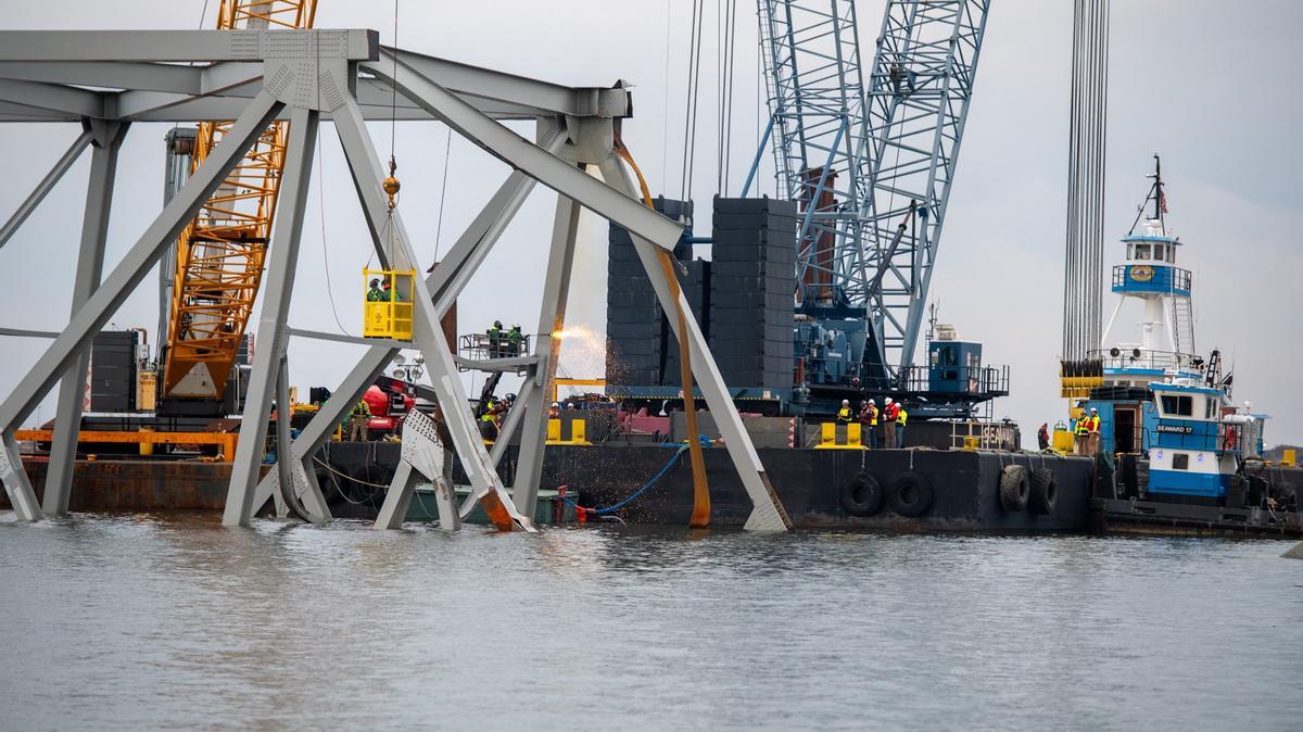 Equipos especializados de demolición empiezan cortando la parte superior del lado norte del puente Francis Scott Key.