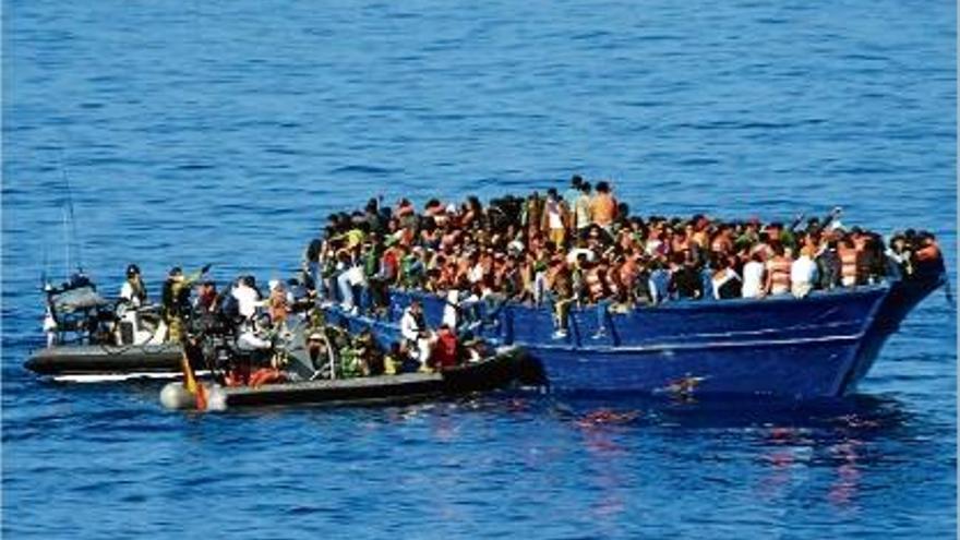 La fragata «Canarias» va rescatar més de mig miler d&#039;immigrants que navegaven a la deriva a les costes líbies.