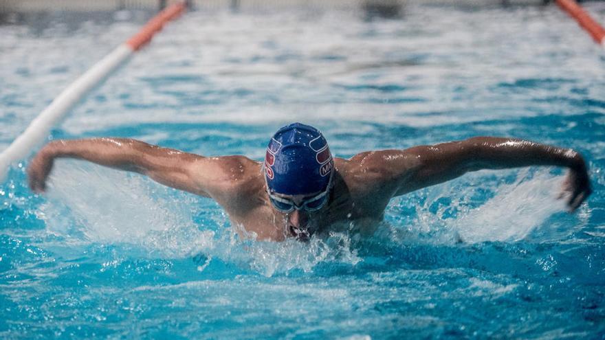 Gustavo Rodríguez, en un entrenamiento en la piscina. // FdV