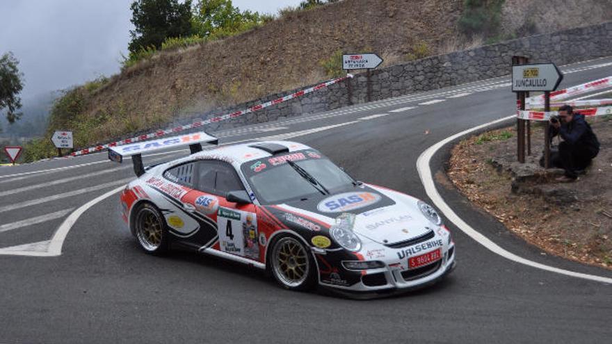 Los pilotos Iván Armas y &#039;Pity&#039; Ramos, con el Porsche 911 GT3, durante el Rally de Teror.