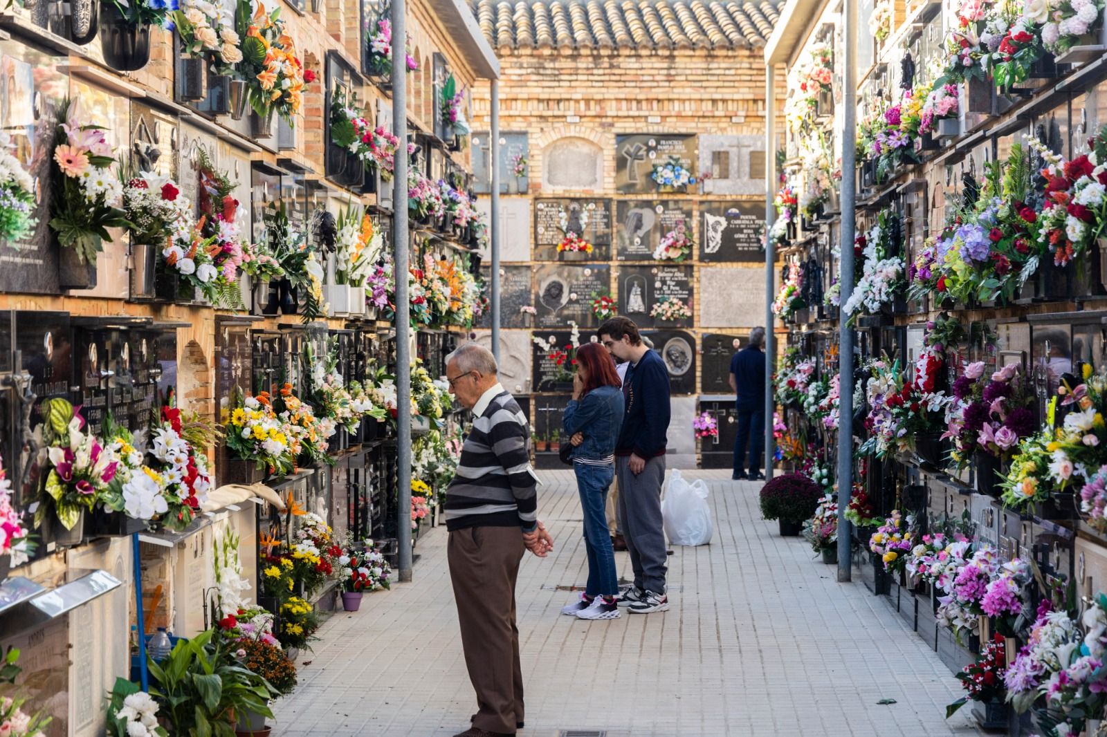 Normalidad y mucho control policial en el cementerio de Torrent en el primer aniversario del tiroteo