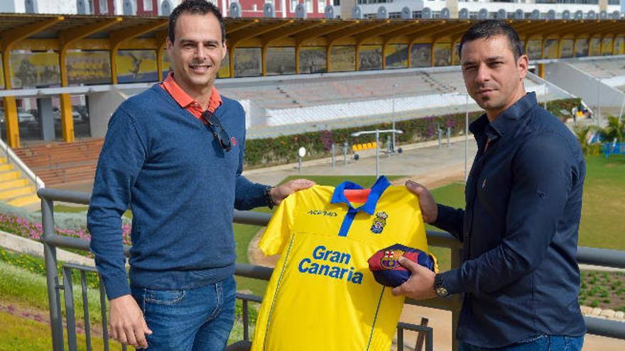 Orlando Quintana y Antonio Guayre, el pasado jueves, en el Parque del Estadio Insular, con las camisetas de Barça y UD Las Palmas.