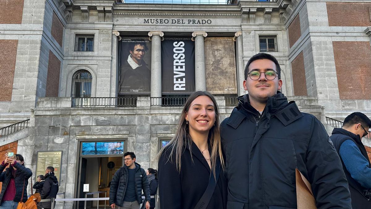 Los alumnos de la UCV María Ibor y Víctor Coronado, a las puertas del Prado.