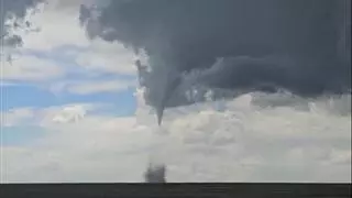 Un tornado causa graves daños a su paso por el estado de Colorado