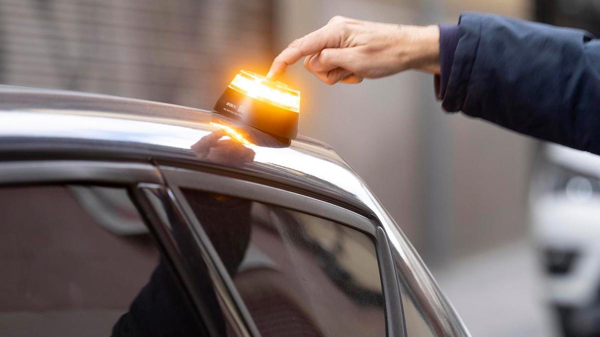 Multado tras sufrir una avería por no ser localizable por la baliza v-16 pese a tenerla en el capó: la Guardia civil ya sanciona