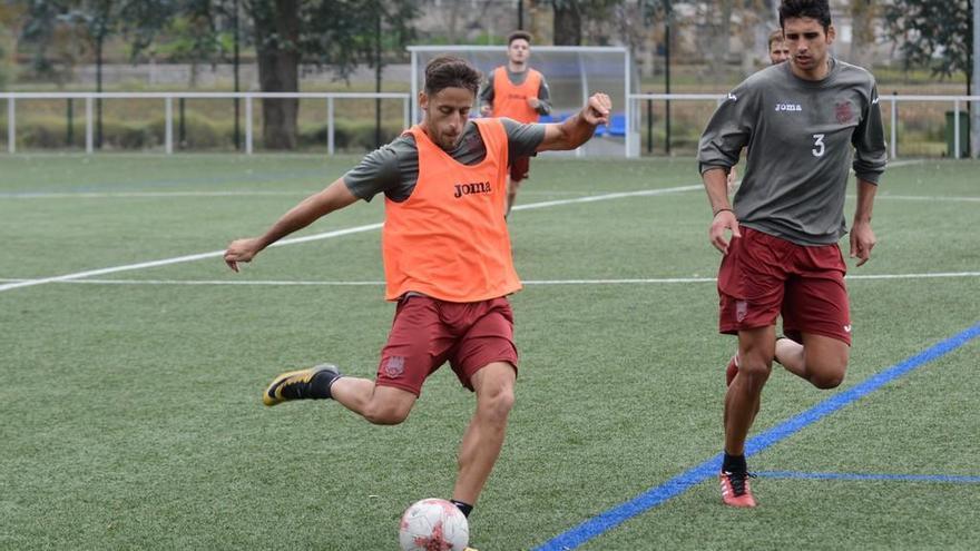 Javi López se perfila para un lanzamiento ante David Castro en un entrenamiento. // Rafa Vázquez