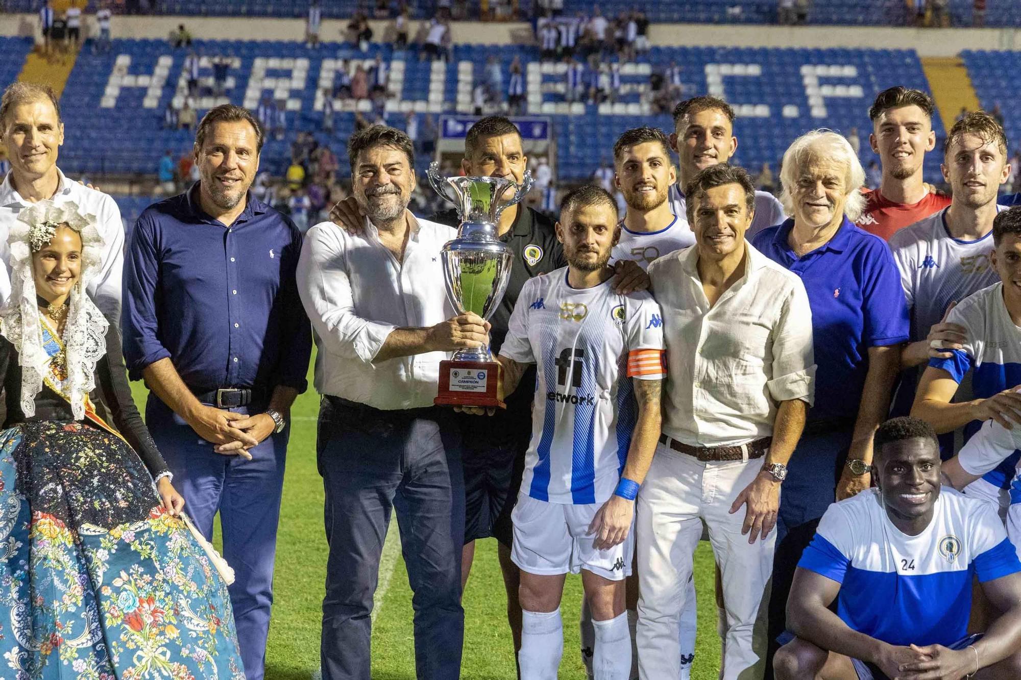 El Hércules celebra el 50 aniversario del Rico Pérez ganando el Trofeo Ciudad de Alicante ante el Alavés