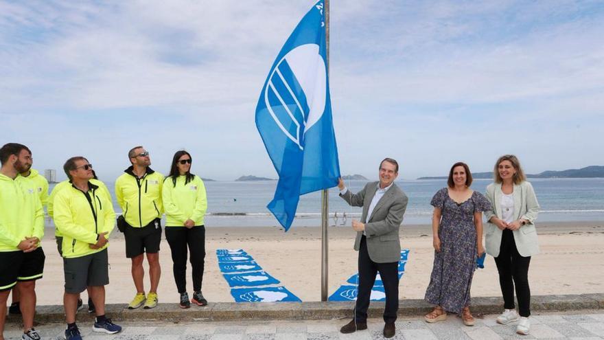 Caballero iza la bandera azul ayer en Samil.