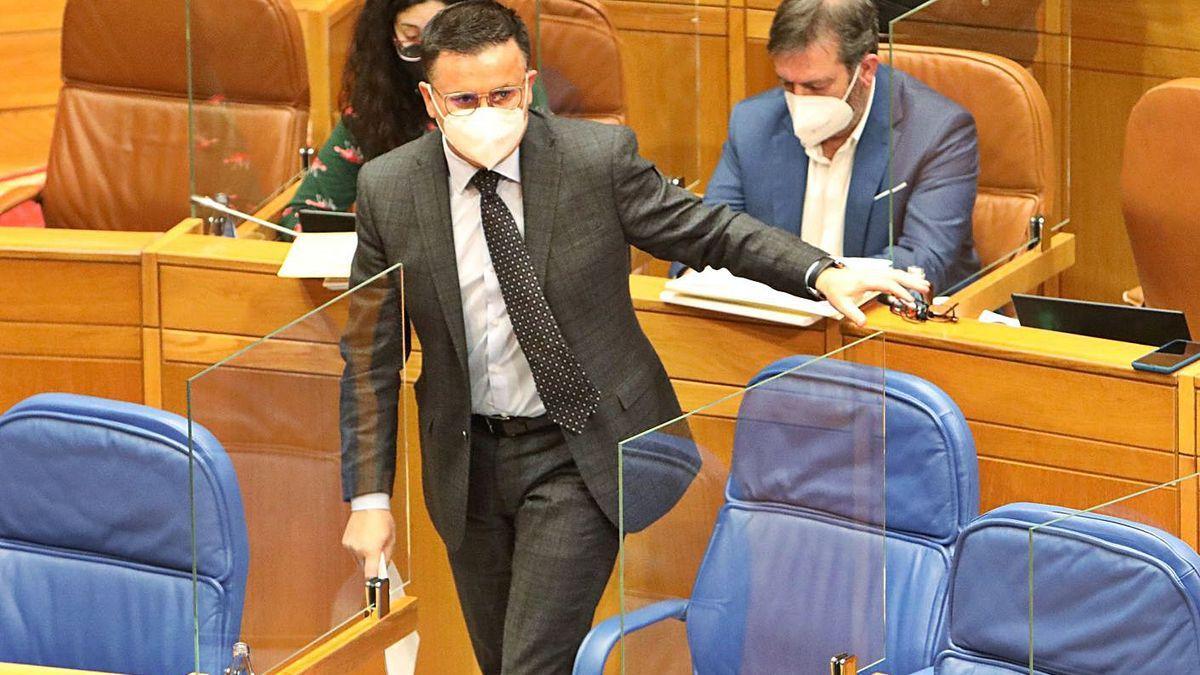 El conselleiro de Medio Rural de la Xunta, José González, en el Parlamento