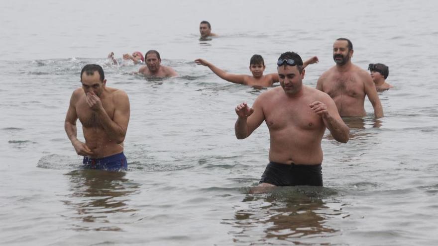 A nado por los refugiados en la ría de Aldán