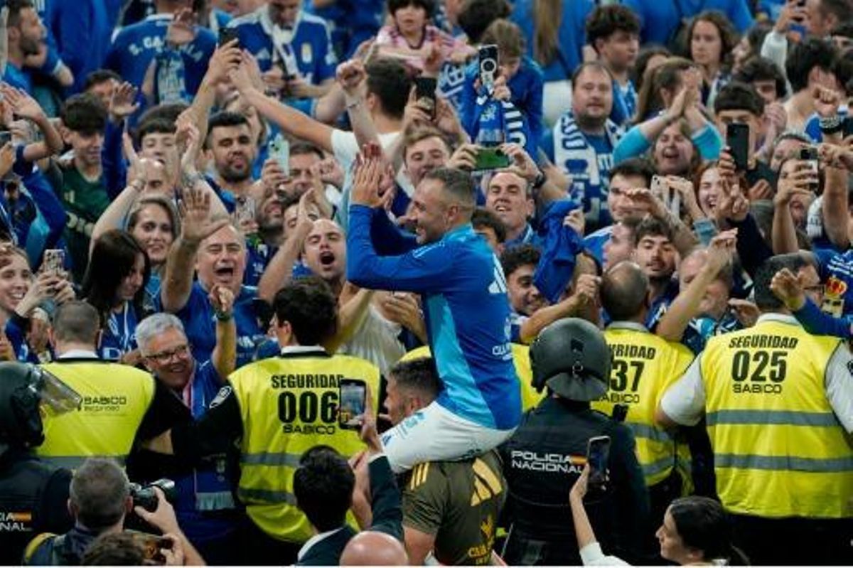 Cazorla, a hombros celebrando el ascenso en el Tartiere