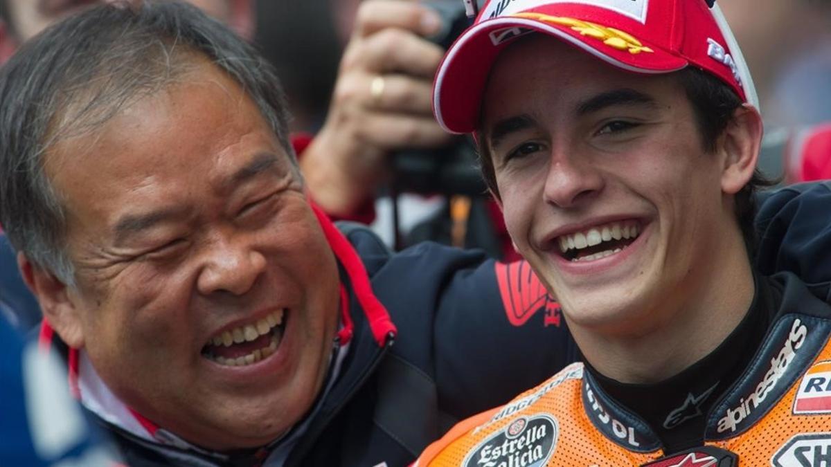 Shuhei Nakamoto, jefe de Honda, comparte risas con Marc Márquez.