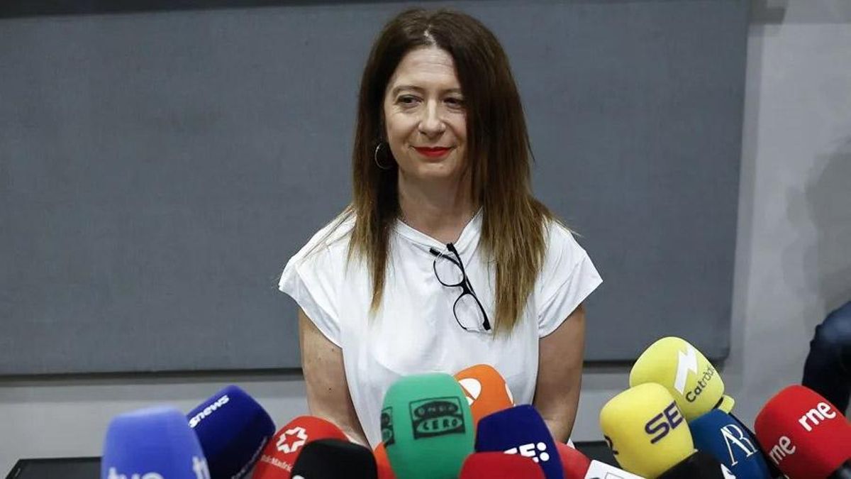 La exmilitante socialista Leire Díez ante los medios de comunicación.