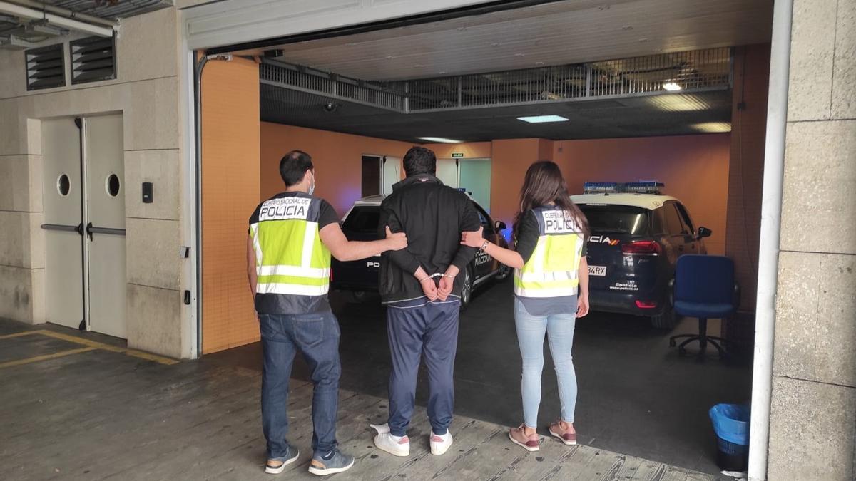 La Policía Nacional detiene a dos personas por sustraer joyas valoradas en 60.000 euros y estafar en varias joyerías de la provincia de Alicante