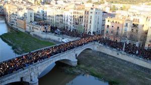 Unas 10.000 personas llenan el Pont de Pedra de Girona y las calles aledañas para ver el concierto de Txarango en el Festival Strenes, esta tarde en Girona.