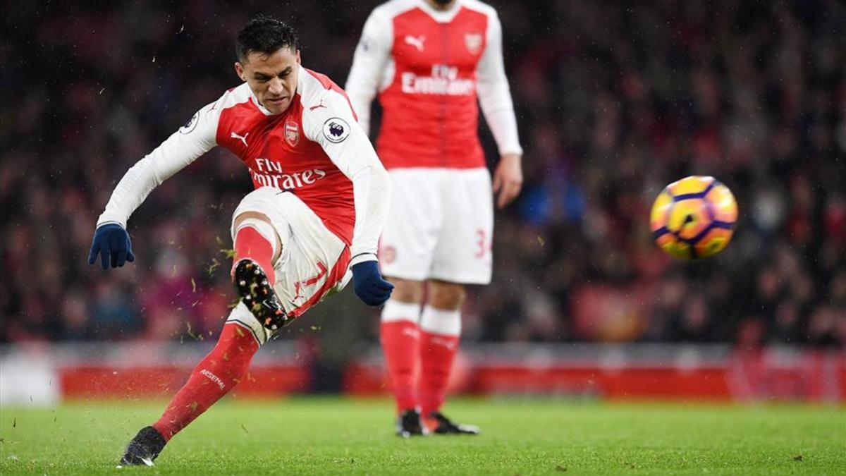 Alexis ejecuta una falta durante el partido de esta tarde contra el Cristal Palace