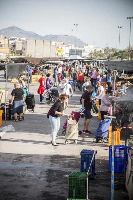 Control de acceso y de aforo en la reapertura de los cuatro mercadillos de Alicante.