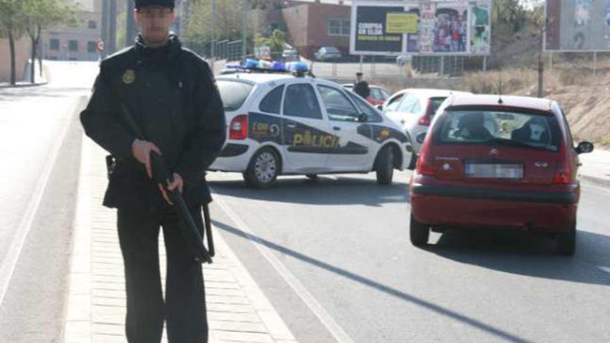 Agentes de Seguridad Ciudadana de Elda en un control.