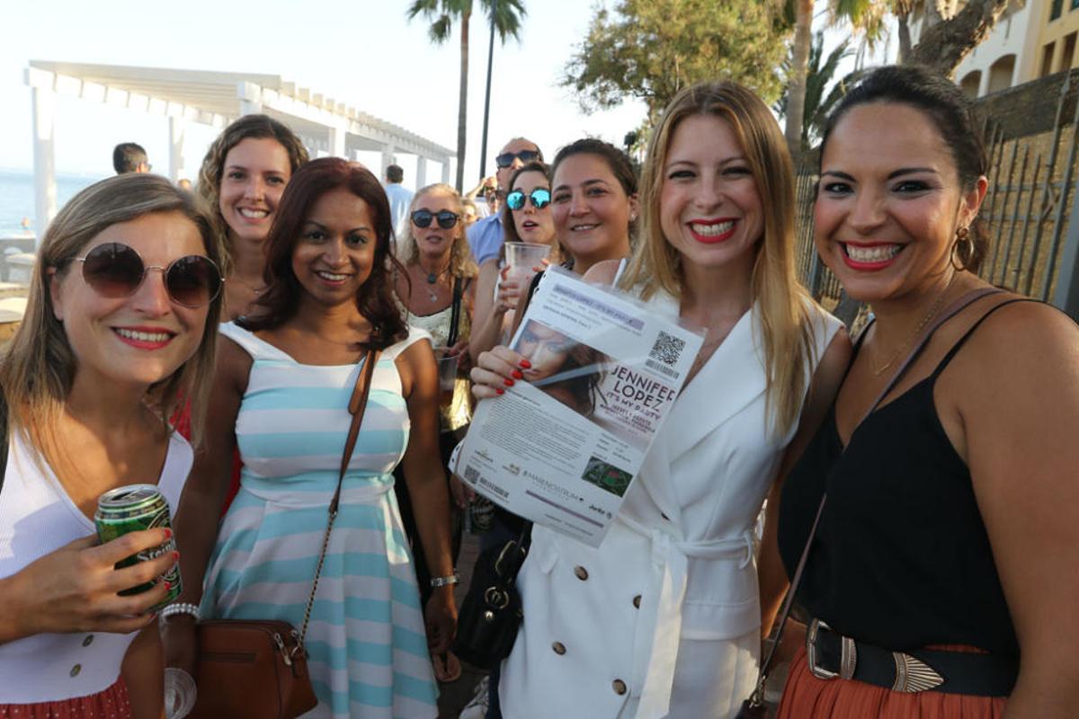 Gran expectación ante el único concierto de Jennifer Lopez en España. Se han formado largas colas hasta la apertura de las puertas del recinto del Marenostrum Castle Park, escenario del concierto.