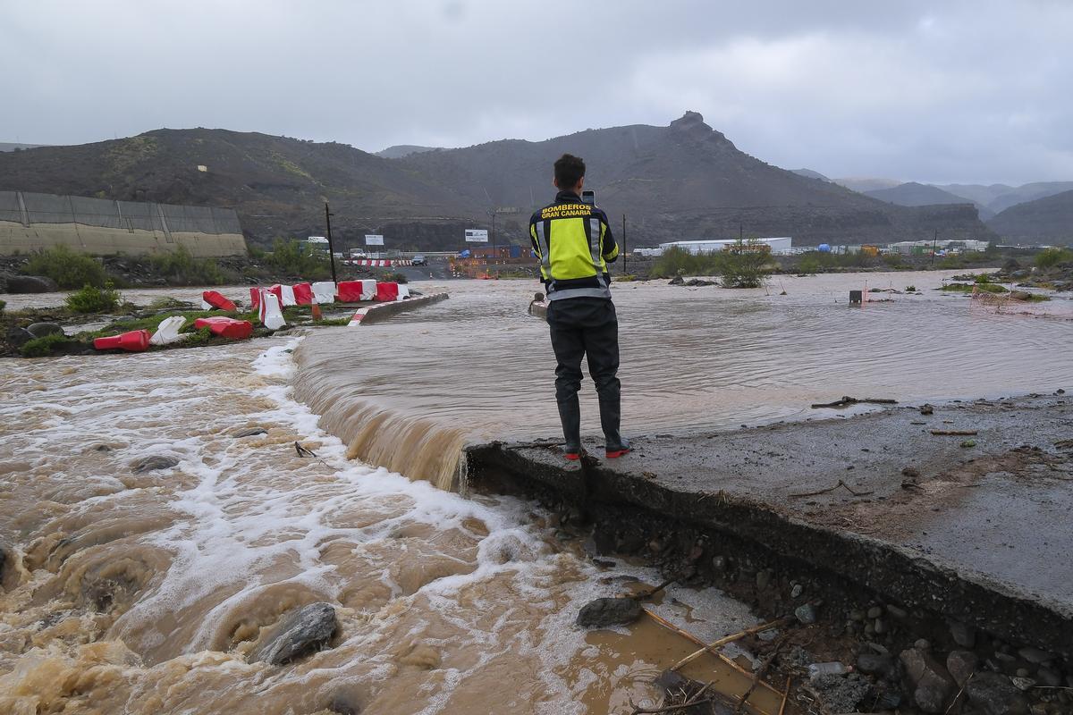 El barranco de Arguineguín desbordado por la borrasca Therese.