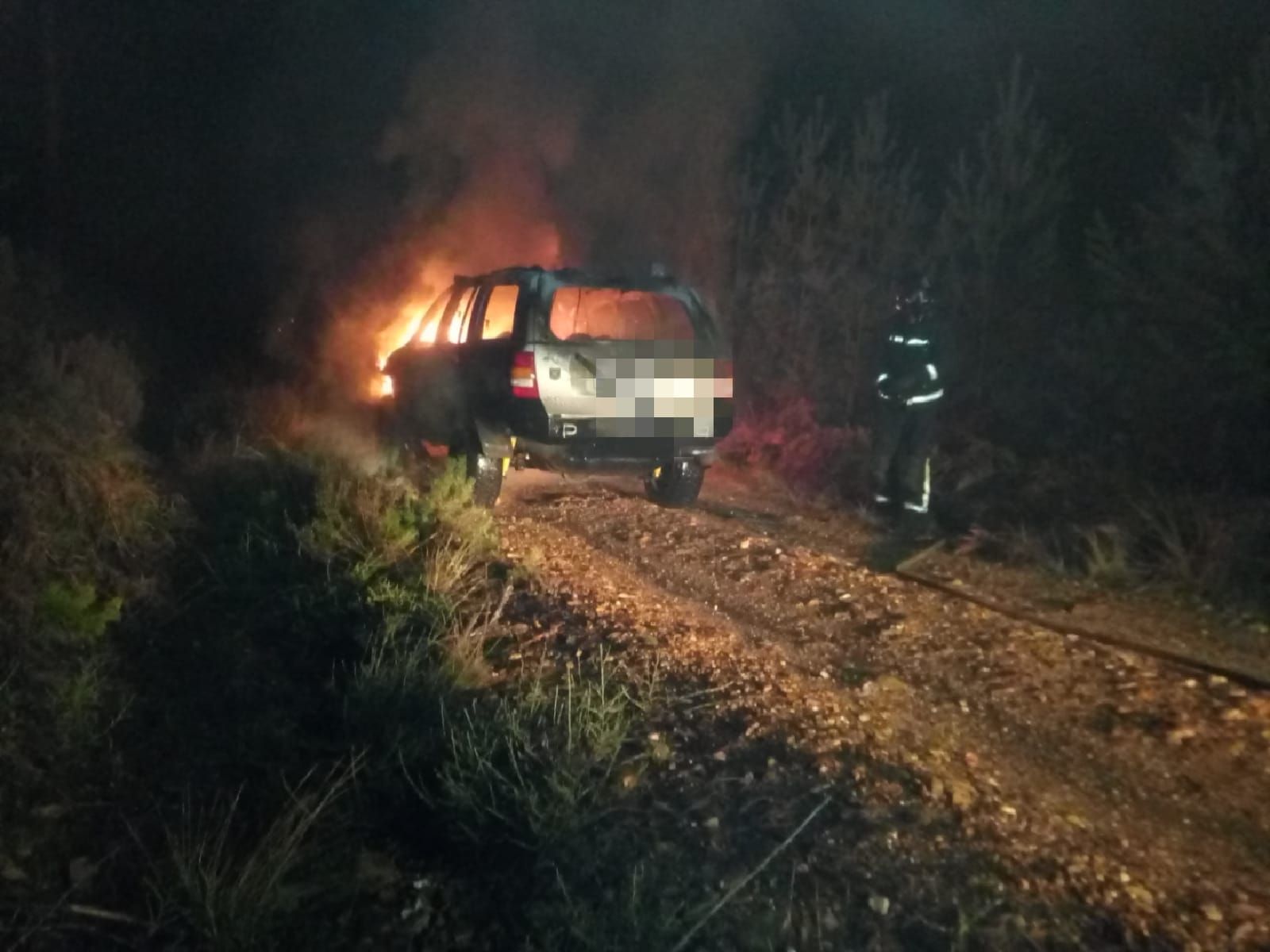 Coche ardiendo en San Pedro de las Herrerías.