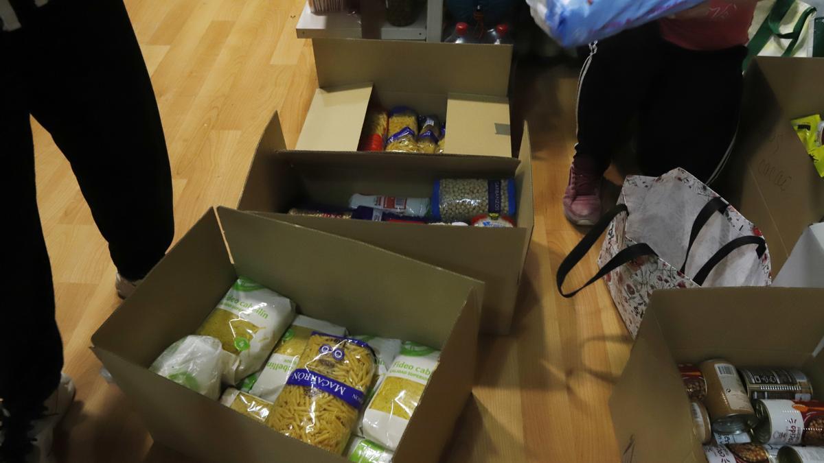 VÍDEO | La comunidad ucraniana de Zaragoza recoge alimentos y provisiones para su país