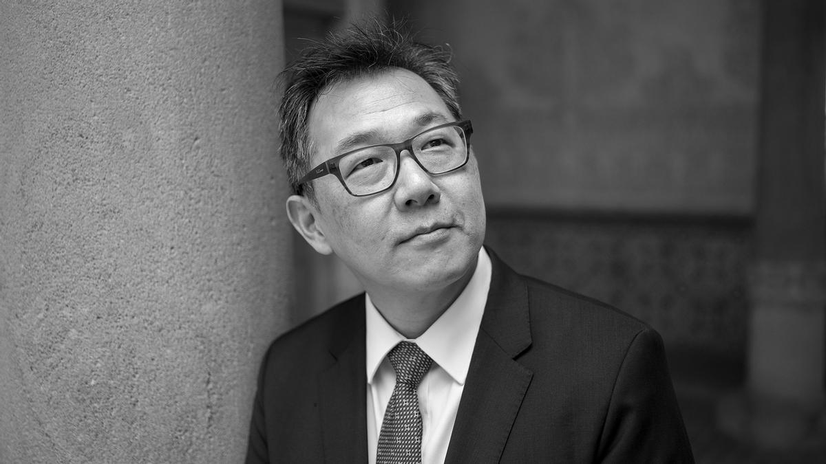 Barcelona. 14.05.2025. Contra Wook-Jin Chang, jefe de la división de ONGs de la ONU, fotografiado en el Palau Macaya. Fotografía de Jordi Cotrina Barcelona. 14.05.2025. Contra Wook-Jin Chang, jefe de la división de ONGs de la ONU, fotografiado en el Palau Macaya. Fotografía de Jordi Cotrina