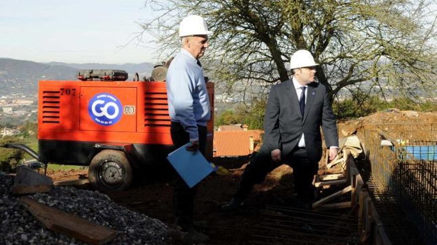 Iglesias Caunedo, a la derecha, y Abril, ante la obra del depósito de Llovera.