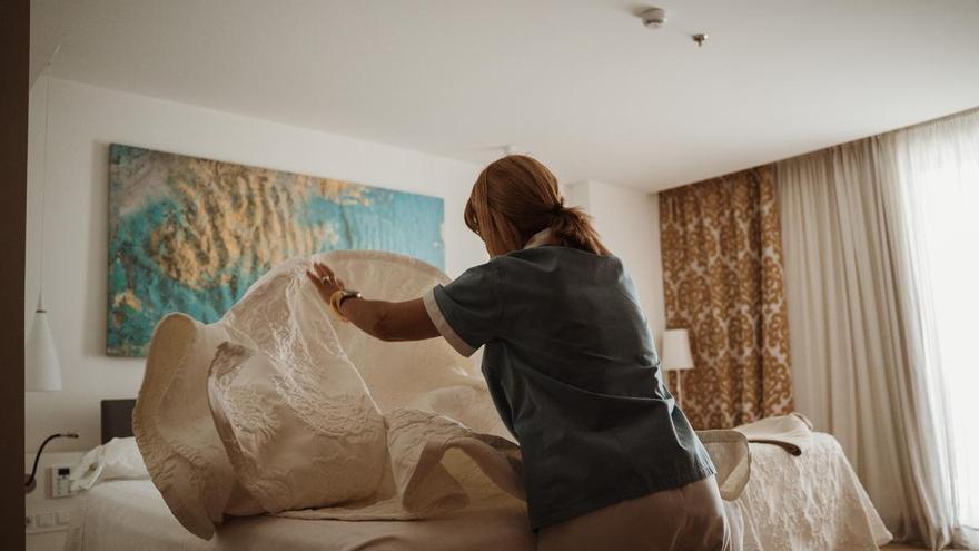 Trabajo en Ibiza: reconocen la incapacidad permanente total a una camarera de piso que se lesionó haciendo una cama