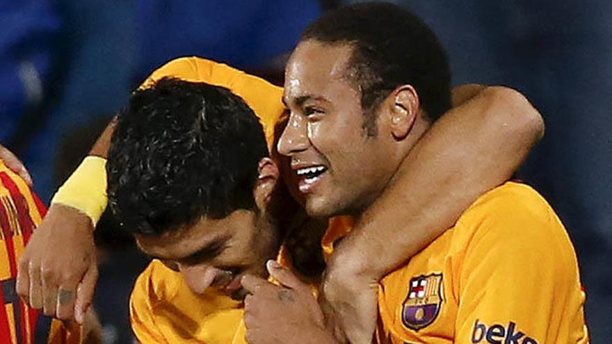 Luis Suárez y Neymar celebran el primer gol del Barça en Getafe.