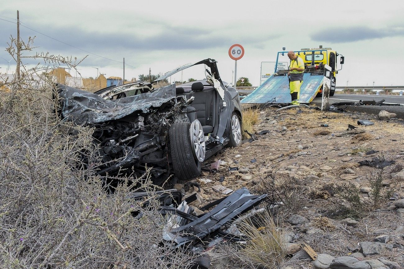 Grave accidente entre un coche y una guagua de Global en Gran Canaria